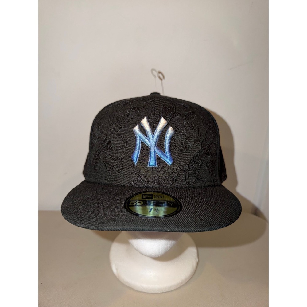 New York Yankees New Era Black Tonal Koi Fitted Hat. Size 7 3/4 (NWTS)
